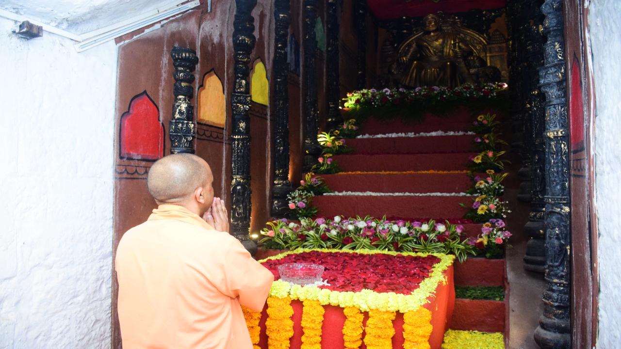 Yogi Adityanath offered his respects at the statue of Chhatrapati Shivaji Maharaj installed inside the museum and got himself apprised of the work of various revolutionaries during the Indian freedom movement